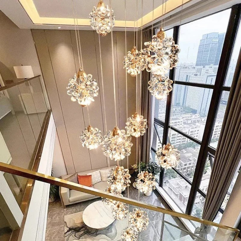 Grand lustre suspendu Dimoree en cascade avec sphères en cristal étincelantes et base en métal doré pour salon moderne
