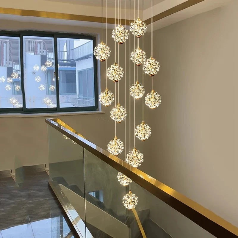 Grand lustre suspendu Dimoree en cascade avec sphères en cristal étincelantes pour escalier contemporain