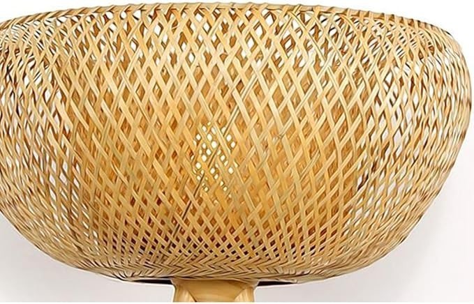 Abat-jour en bambou tressé naturel Dimoree pour lampadaire, design artisanal ajouré pour une lumière douce.