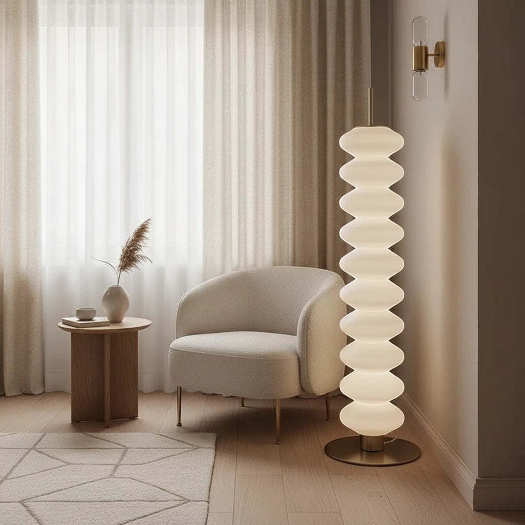 Lampadaire design Dimoree en acrylique blanc à structure empilée, diffusant une lumière douce dans un salon moderne.