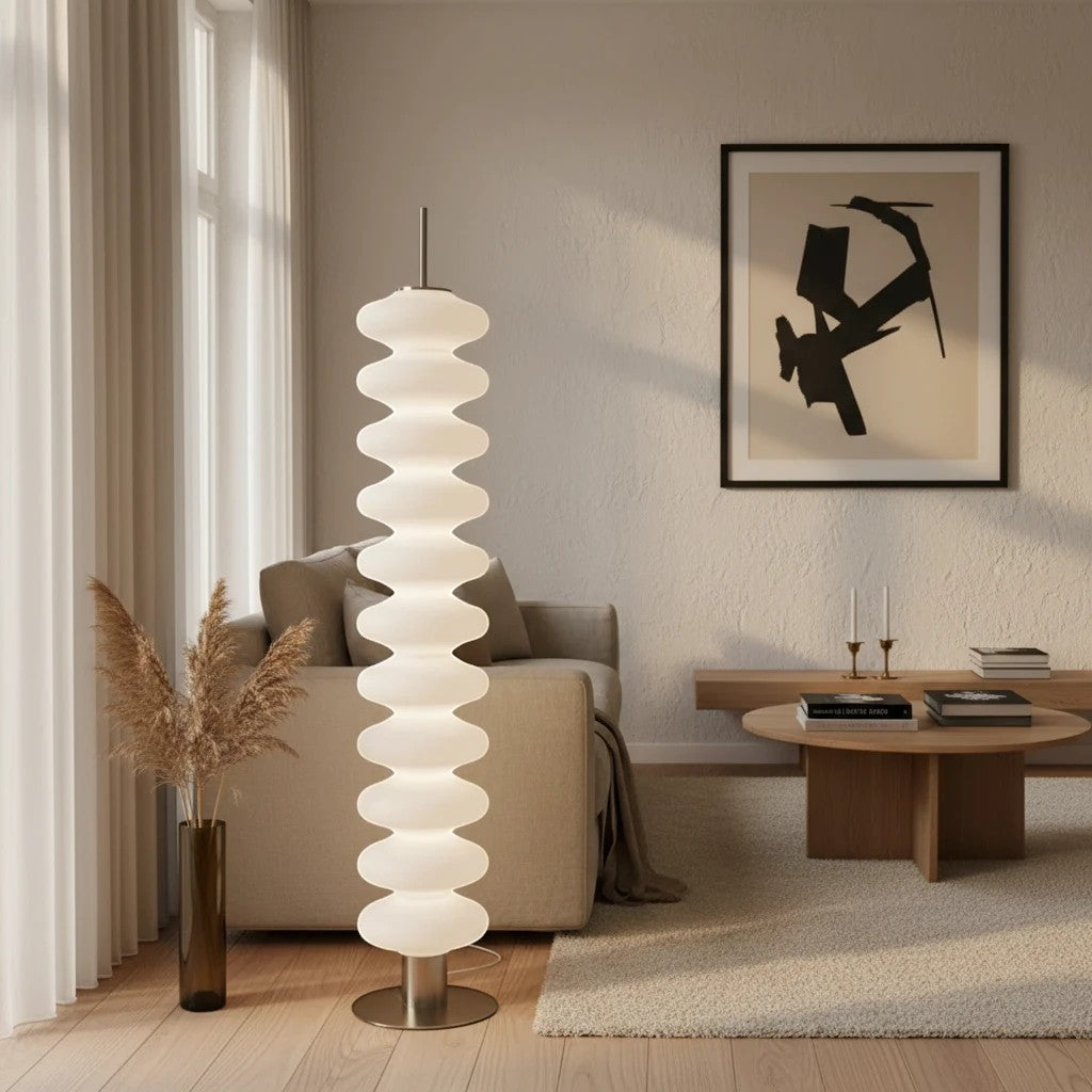Lampadaire design Dimoree en acrylique blanc avec structure empilée dans un salon contemporain aux tons neutres