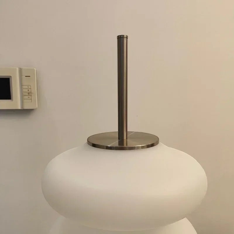 Lampadaire design Dimoree en acrylique blanc avec base et tige en métal brossé pour une lumière douce et moderne