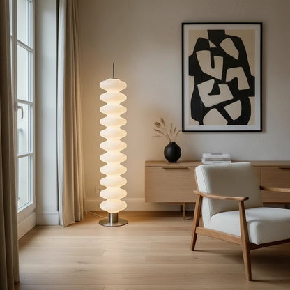 Lampadaire design Dimoree en acrylique blanc diffusant une lumière douce dans un salon contemporain