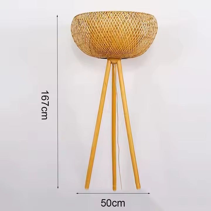 Lampadaire trépied Dimoree en bambou tressé naturel, design bohème avec abat-jour ajouré, hauteur 167 cm.