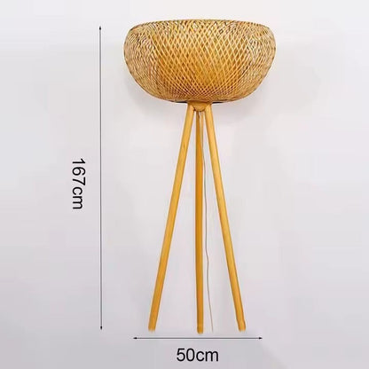 Lampadaire trépied Dimoree en bambou tressé naturel, design bohème avec abat-jour ajouré, hauteur 167 cm.