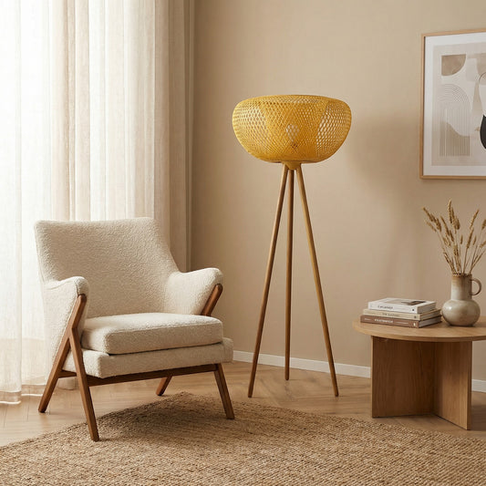 Lampadaire trépied Dimoree en bambou tressé jaune avec abat-jour ajouré dans un salon bohème chic.