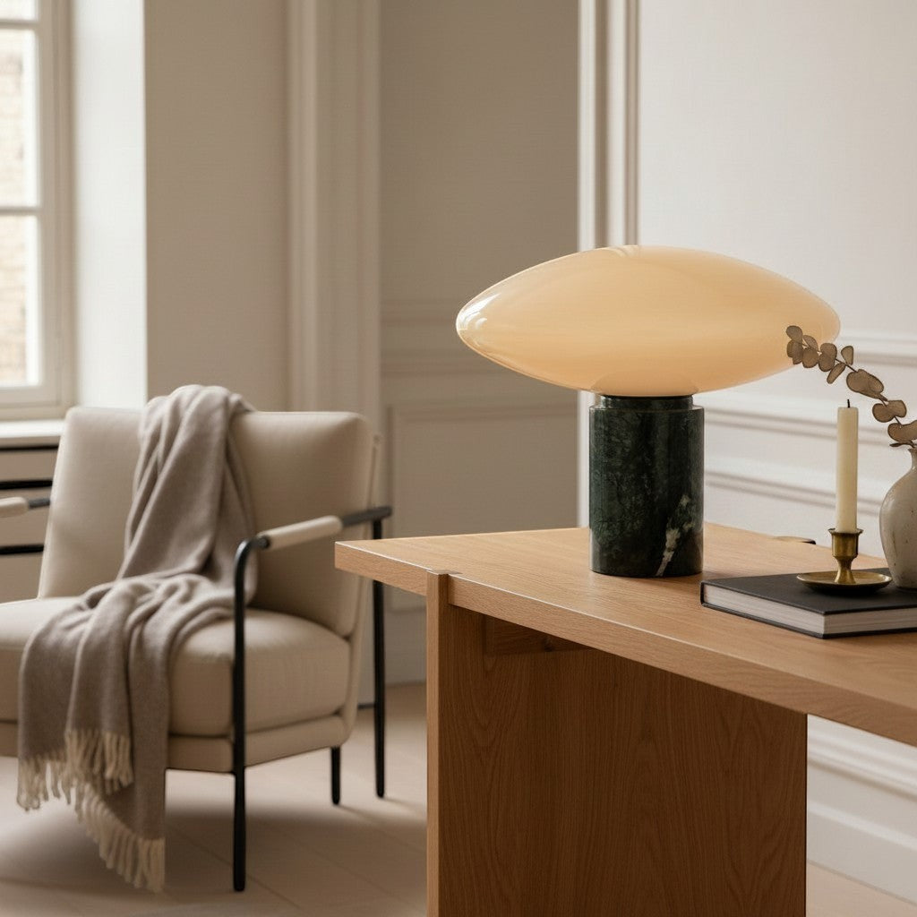 Lampe à poser Dimoree en marbre vert et abat-jour crème, style nordique, pour salon.
