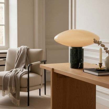 Lampe à poser Dimoree en marbre vert et abat-jour crème, style nordique, pour salon.