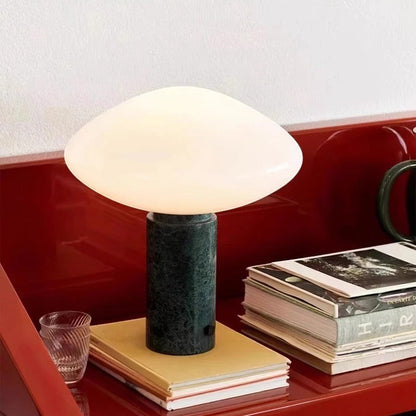 Lampe à poser Dimoree en marbre vert foncé avec abat-jour champignon en verre opalin blanc pour salon