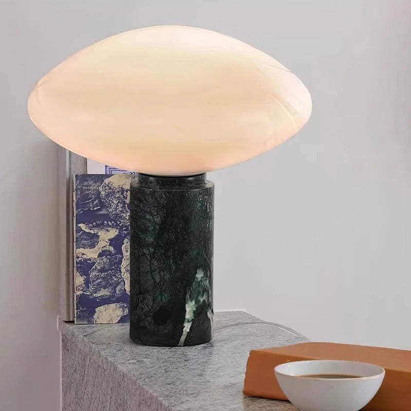 Lampe à poser Dimoree avec base cylindrique en marbre vert foncé et abat-jour en verre opalin blanc style nordique