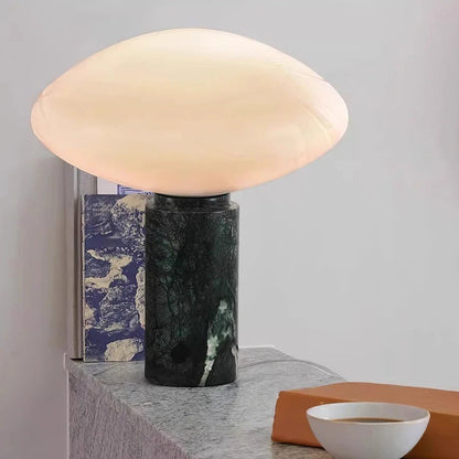 Lampe à poser Dimoree avec base cylindrique en marbre vert foncé et abat-jour en verre opalin blanc style nordique