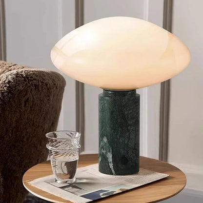 Lampe à poser Dimoree en marbre vert foncé avec un abat-jour ovale en verre dépoli pour une ambiance nordique