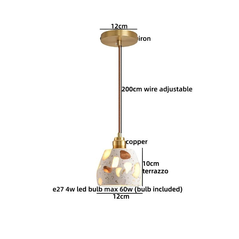 Suspension lumineuse Dimoree style Wabi Sabi avec abat-jour en terrazzo et détails en métal doré, câble ajustable.