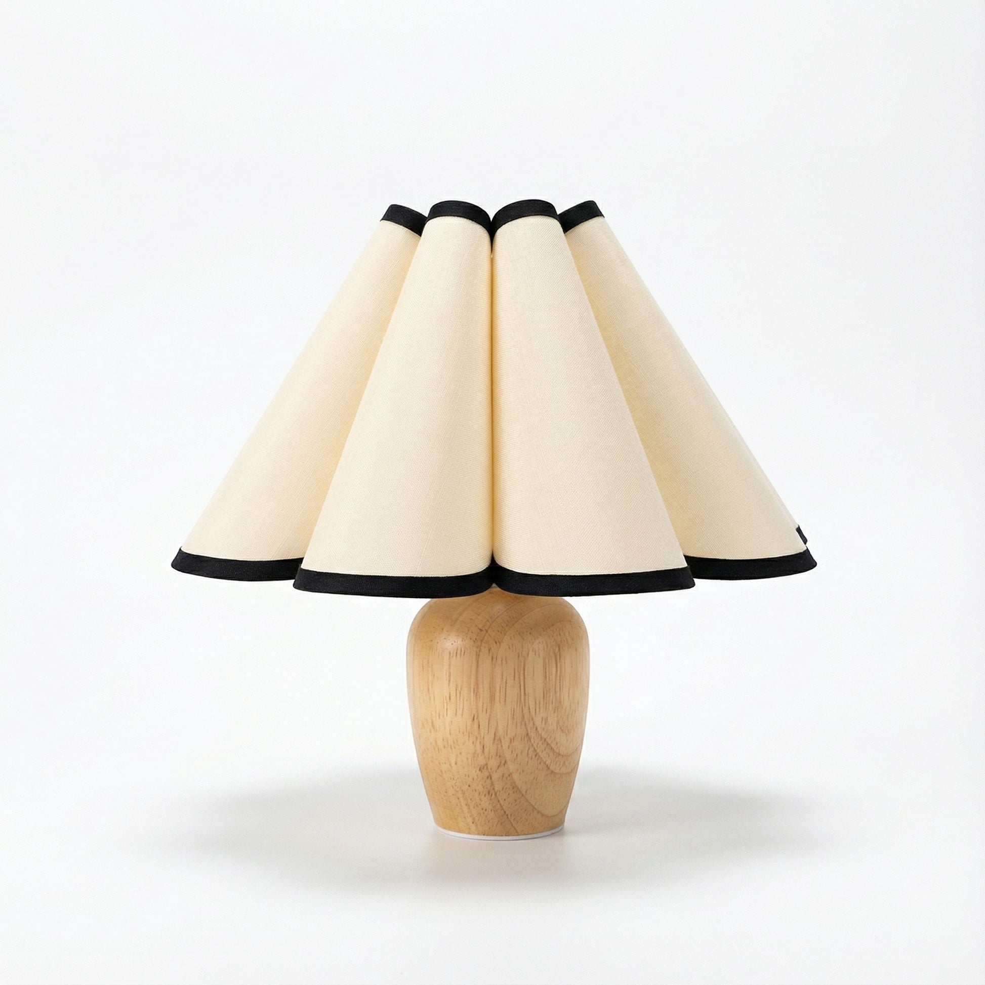 Lampe de table Dimoree avec base en bois clair et abat-jour plissé beige à liseré noir pour une ambiance cosy