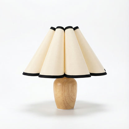 Lampe de table Dimoree avec base en bois clair et abat-jour plissé beige à liseré noir pour une ambiance cosy