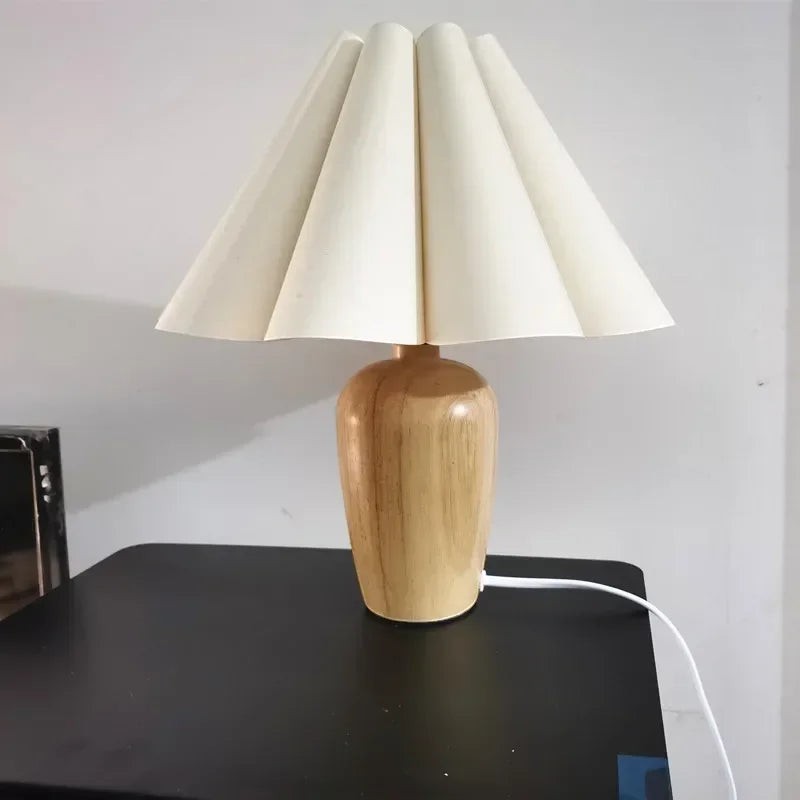 Lampe de table Dimoree avec base en bois clair et abat-jour plissé blanc crème au design scandinave élégant