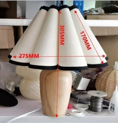 Lampe de table Dimoree avec base en bois clair et abat-jour plissé blanc à bordures noires, style scandinave