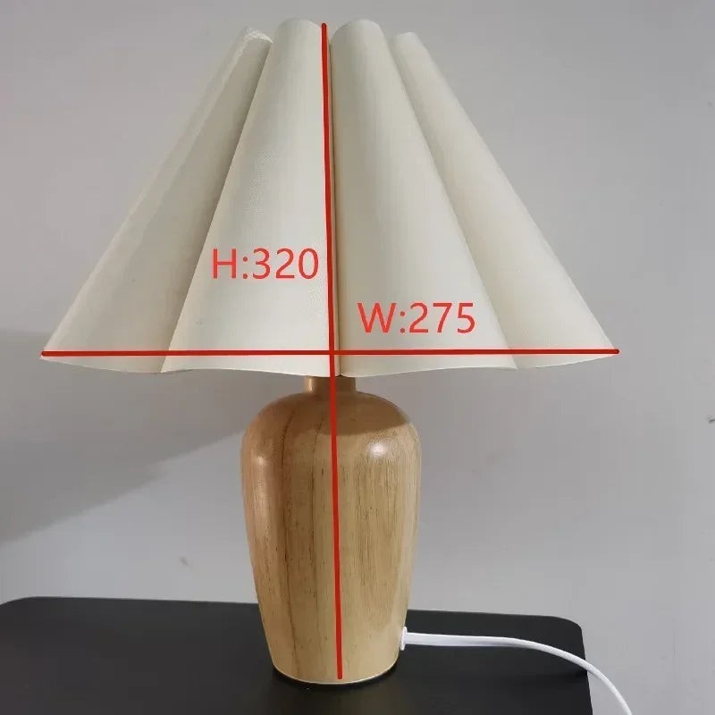 Lampe de table Dimoree avec base en bois clair et abat-jour plissé crème au design scandinave élégant
