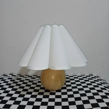 Lampe de table Dimoree avec base en bois naturel et abat-jour plissé blanc, style scandinave élégant