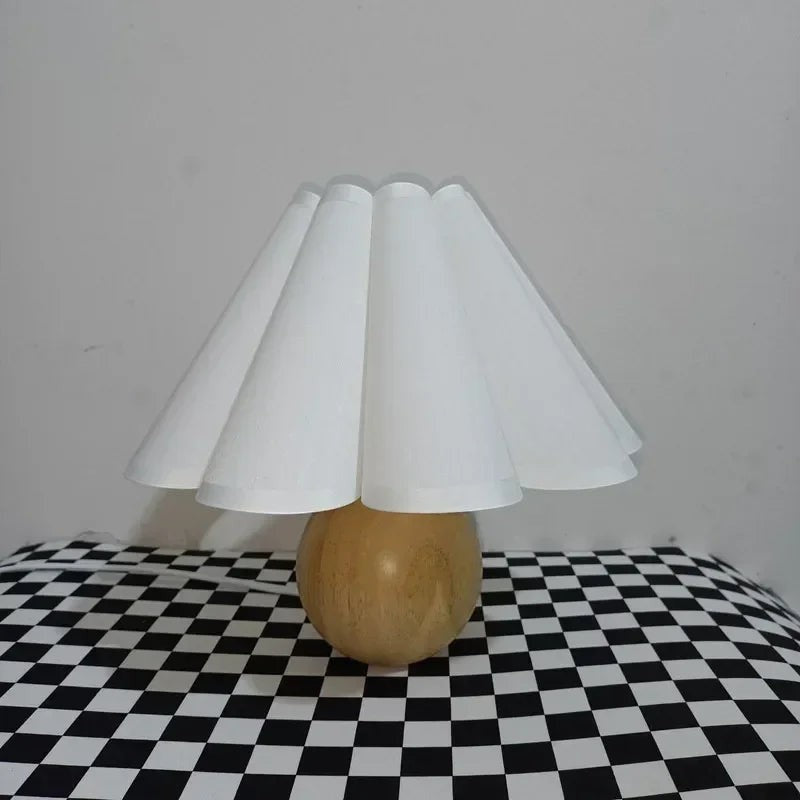 Lampe de table Dimoree avec base en bois naturel et abat-jour plissé blanc, style scandinave élégant