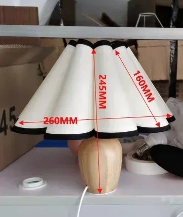 Lampe de table Dimoree avec base en bois clair et abat-jour plissé blanc à bordure noire, dimensions indiquées