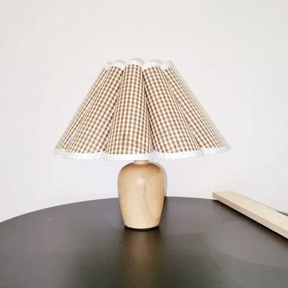 Lampe de table Dimoree avec base en bois clair et abat-jour plissé à motif vichy marron et blanc