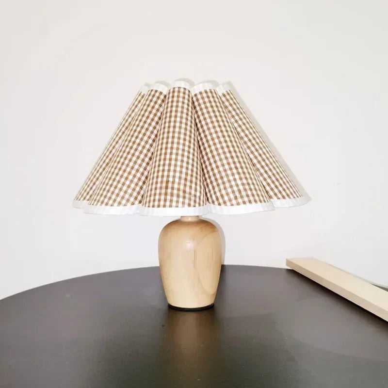 Lampe de table Dimoree avec base en bois clair et abat-jour plissé à motif vichy marron et blanc