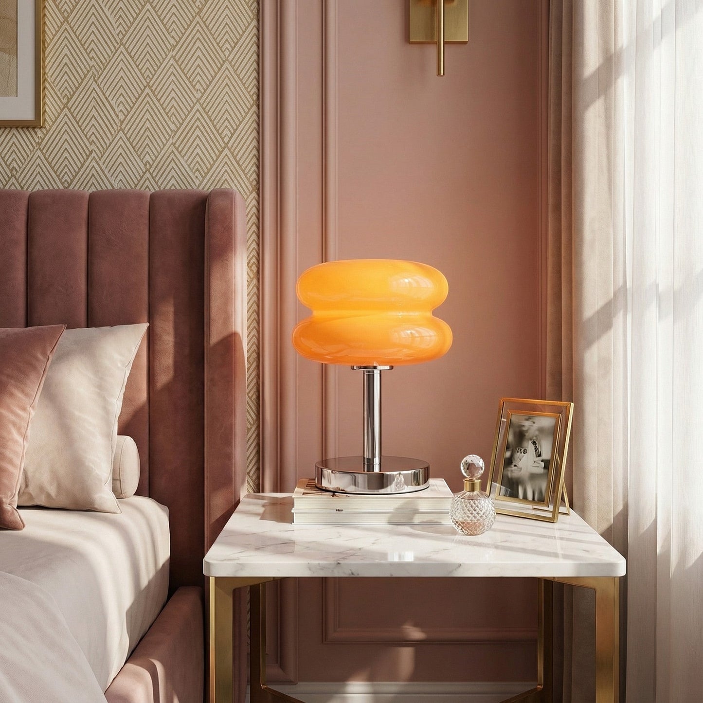 Lampe de table Dimoree style Macaron en verre soufflé orange sur une table de chevet en marbre dans une chambre chic