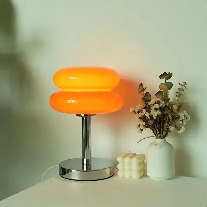 Lampe de table Dimoree en verre soufflé orange avec base en métal chromé au design rétro-chic organique