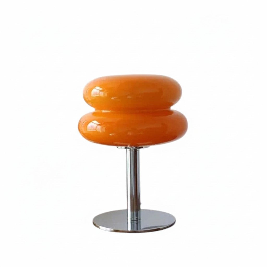 Lampe de table Dimoree en verre soufflé orange avec pied en métal chromé au design rétro-chic organique.