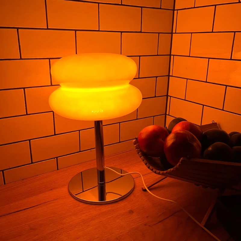 Lampe de table Dimoree en verre soufflé orange avec pied chromé, style rétro-chic pour une ambiance chaleureuse.