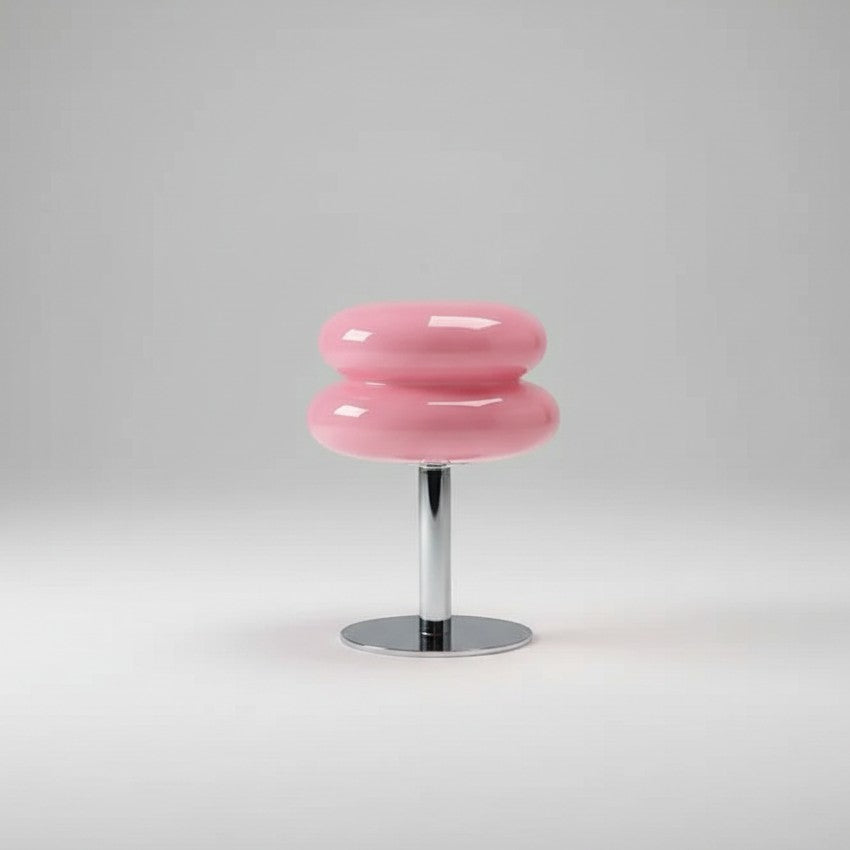 Lampe de table Dimoree en verre soufflé rose avec abat-jour organique et pied en métal chromé brillant.