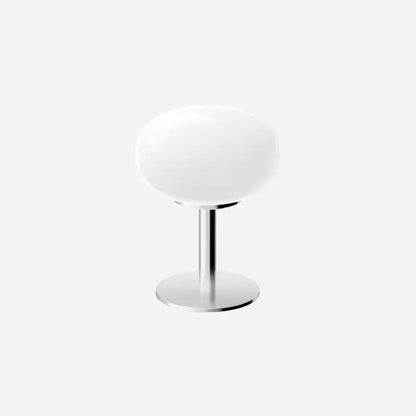 Lampe de table Dimoree en verre soufflé blanc avec pied en métal chromé au design organique et moderne.