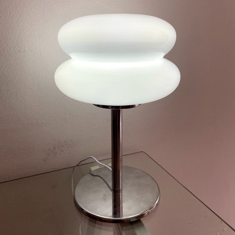 Lampe de table Dimoree en verre soufflé blanc organique avec pied en métal chromé pour une ambiance moderne et chic.