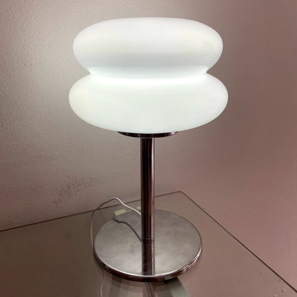 Lampe de table Dimoree en verre soufflé blanc organique avec pied en métal chromé pour une ambiance moderne et chic.