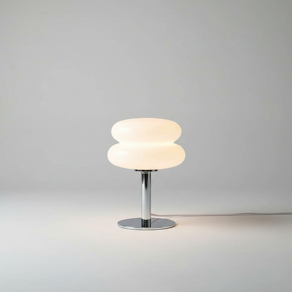 Lampe de table Dimoree en verre soufflé blanc avec pied en métal chromé au design organique et moderne