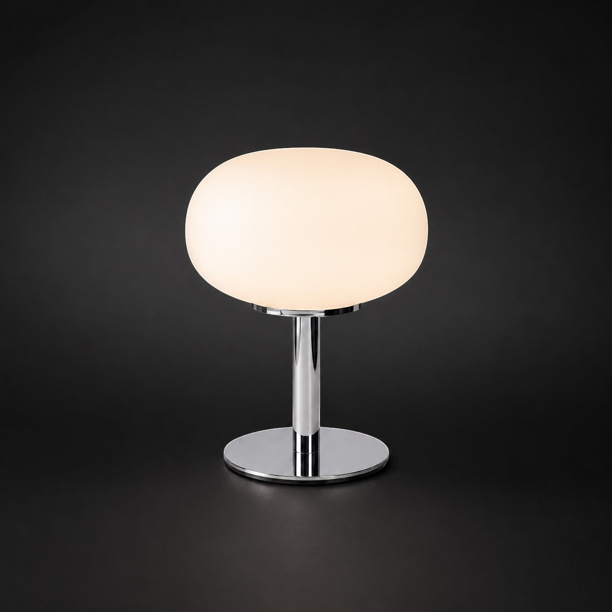 Lampe de table Dimoree en verre soufflé orange avec pied en métal chromé au design moderne et organique