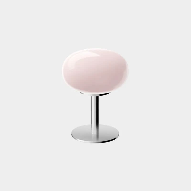 Lampe de table Dimoree en verre soufflé rose pâle avec pied en métal chromé au design organique et moderne.