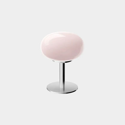 Lampe de table Dimoree en verre soufflé rose pâle avec pied en métal chromé au design organique et moderne.