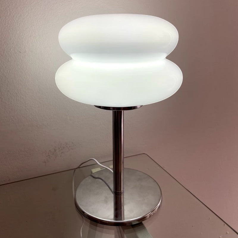 Lampe de table Dimoree en verre soufflé blanc forme macaron avec pied en métal chromé pour une lumière douce