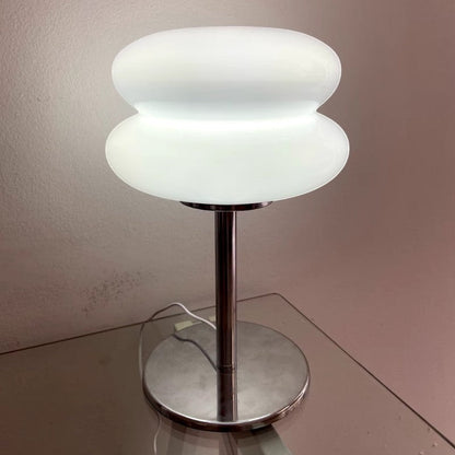 Lampe de table Dimoree en verre soufflé blanc forme macaron avec pied en métal chromé pour une lumière douce