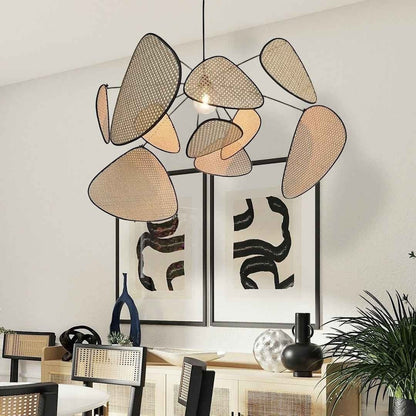 Lustre bohème Dimoree en bambou tressé avec structure organique suspendu au-dessus d'une salle à manger moderne.
