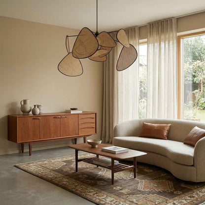 Lustre bohème Dimoree en bambou tressé suspendu au-dessus d'un salon moderne aux tons neutres et chaleureux