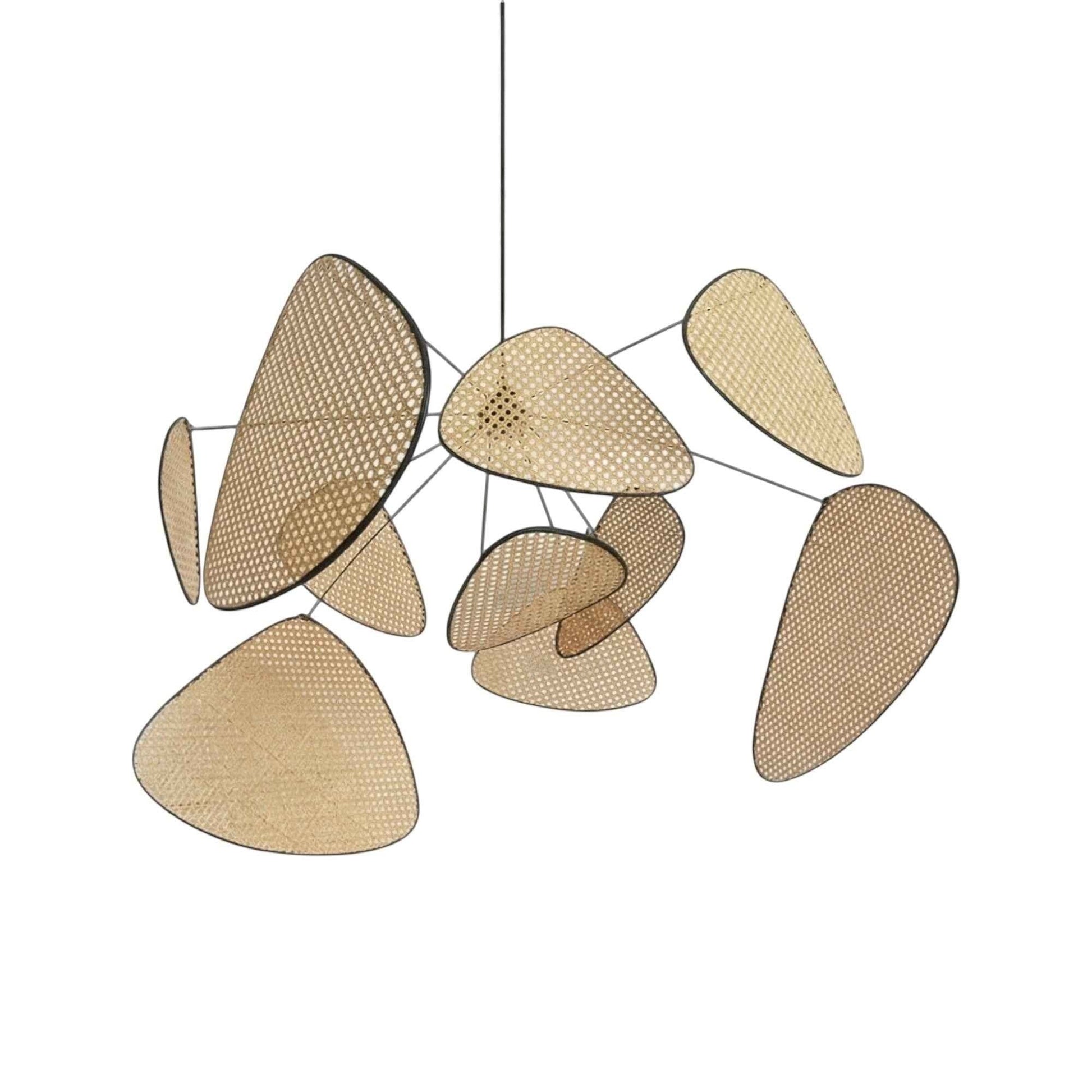 Lustre bohème Dimoree en bambou tressé avec des pétales suspendus pour un éclairage chaleureux dans le salon