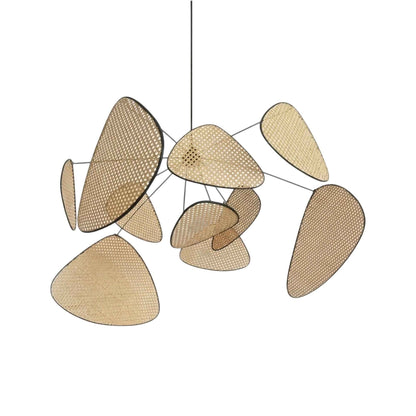 Lustre bohème Dimoree en bambou tressé avec des pétales suspendus pour un éclairage chaleureux dans le salon