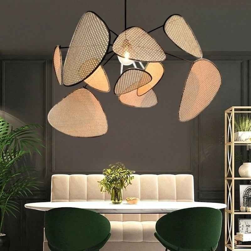 Lustre bohème Dimoree en bambou tressé avec structure noire, idéal pour éclairer une salle à manger moderne.