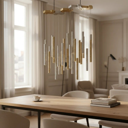 Lustre moderne Dimoree en acier bicolore or et argent suspendu au-dessus d'une table en bois dans un salon élégant