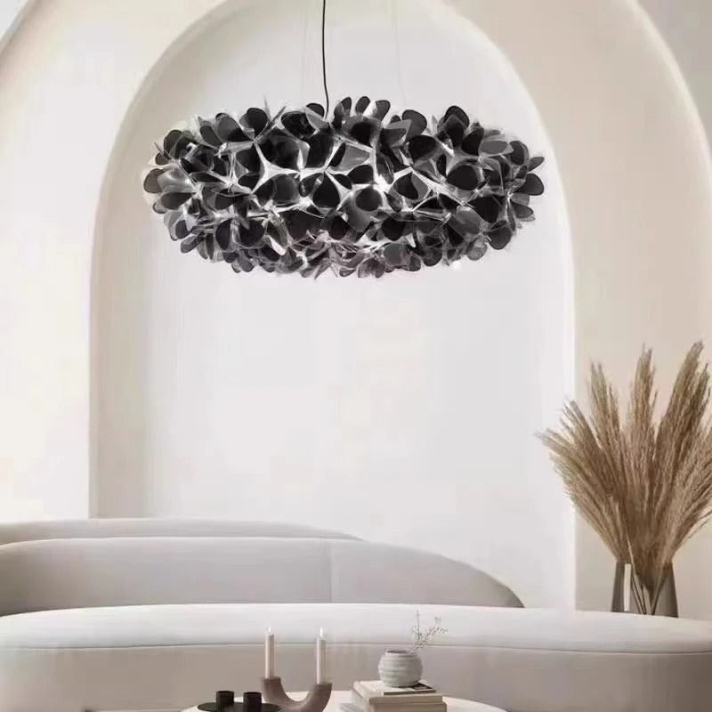 Lustre moderne Dimoree en cristal taillé noir suspendu au-dessus d'un salon élégant et contemporain