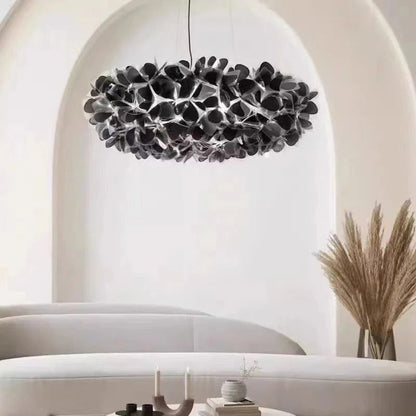 Lustre moderne Dimoree en cristal taillé noir suspendu au-dessus d'un salon élégant et contemporain