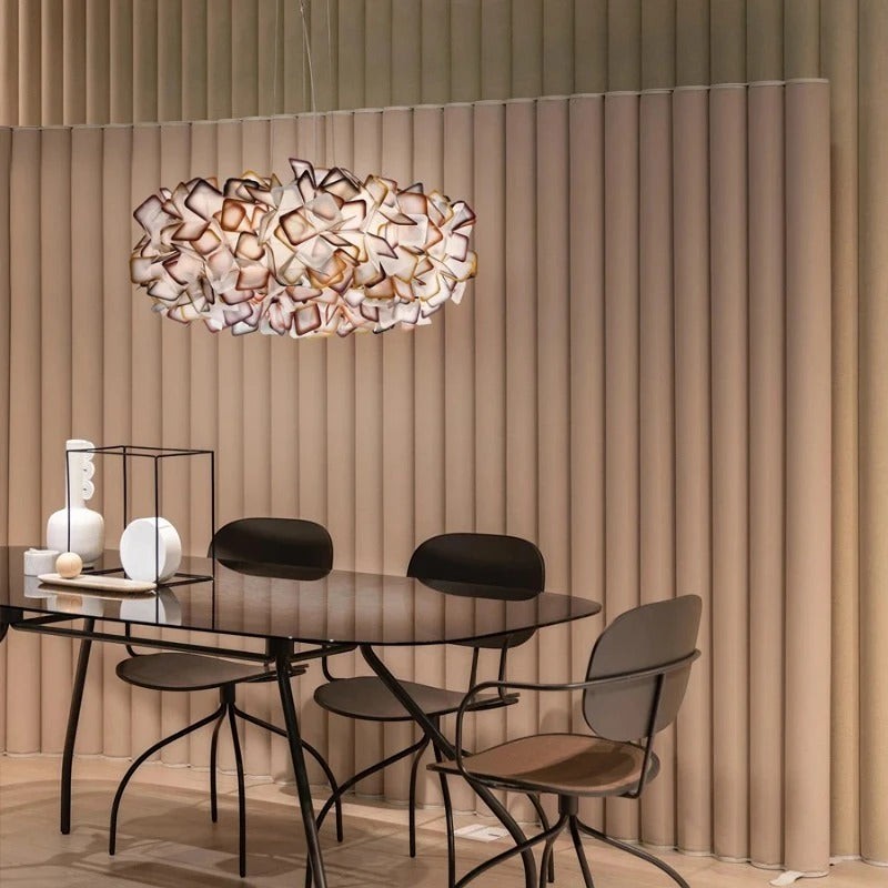 Lustre moderne Dimoree en cristal taillé suspendu au-dessus d'une table de salle à manger contemporaine